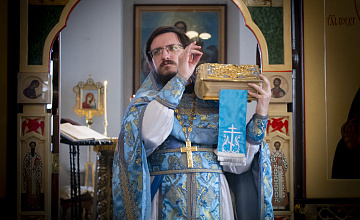 «Дева днесь предстоит в церкви и с лики святых невидимо за ны молится Богу…»