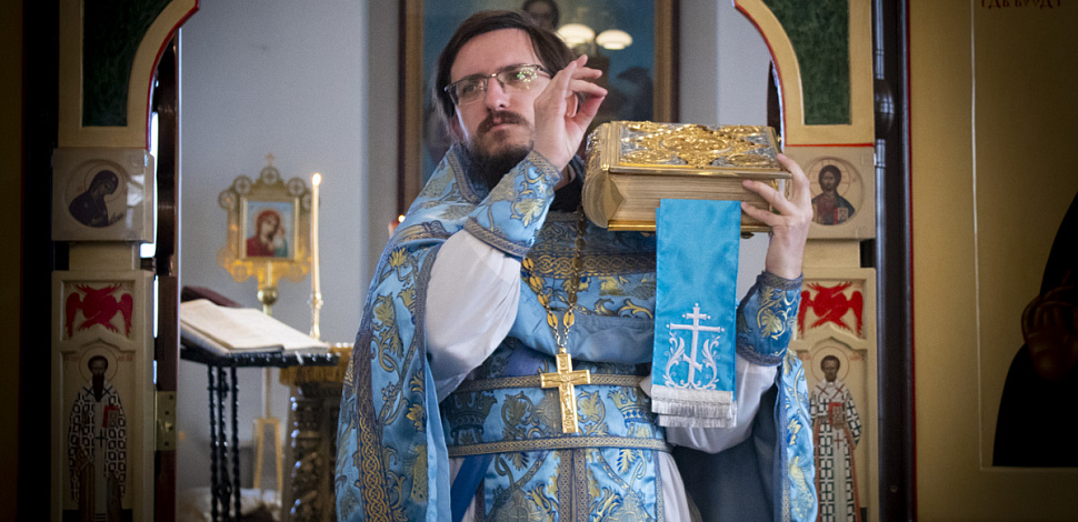 «Дева днесь предстоит в церкви и с лики святых невидимо за ны молится Богу…»