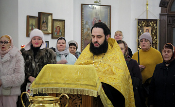 Благослови венец лета благости Твоея, Господи, сохраняя в мире люди и град Твой