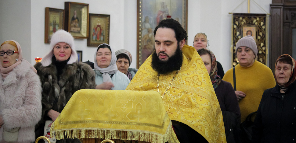 Благослови венец лета благости Твоея, Господи, сохраняя в мире люди и град Твой