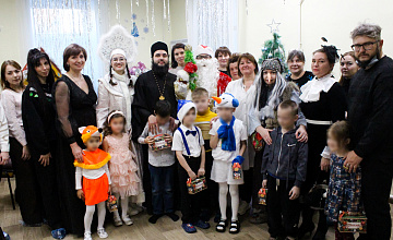 Священник посетил новогодний утренник в детском отделении психоневрологического диспансера