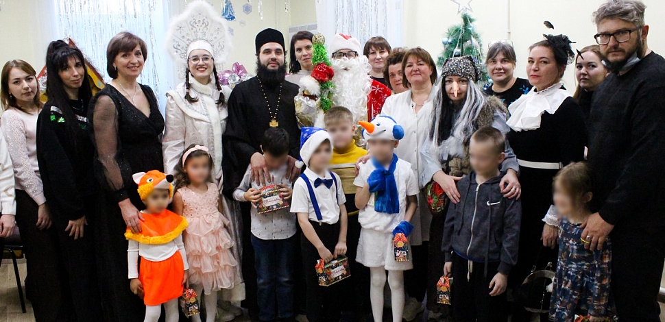 Священник посетил новогодний утренник в детском отделении психоневрологического диспансера