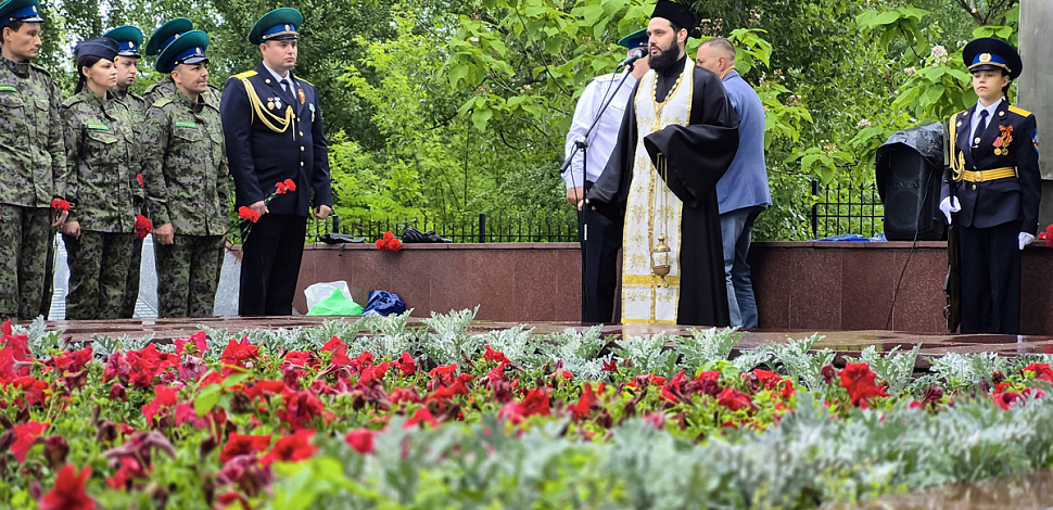 Подвиг их бессмертен