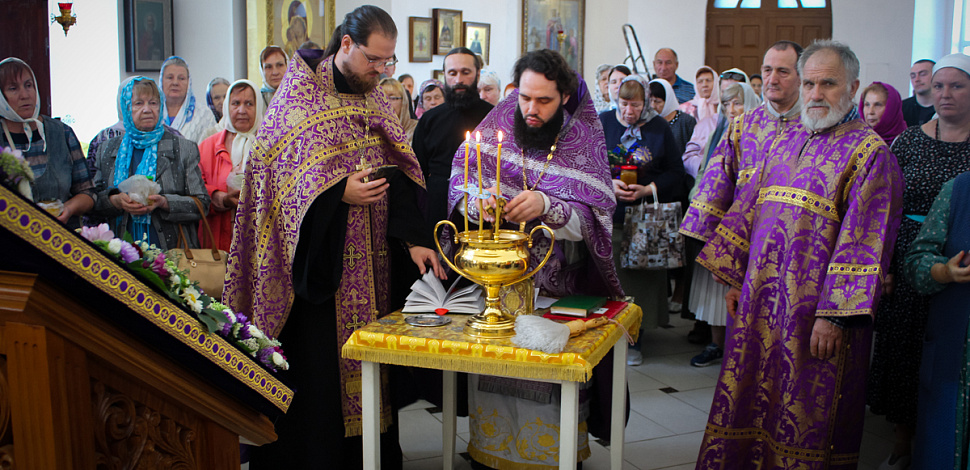Церковь совершает празднество Всемилостивому Спасу и Пресвятой Богородице
