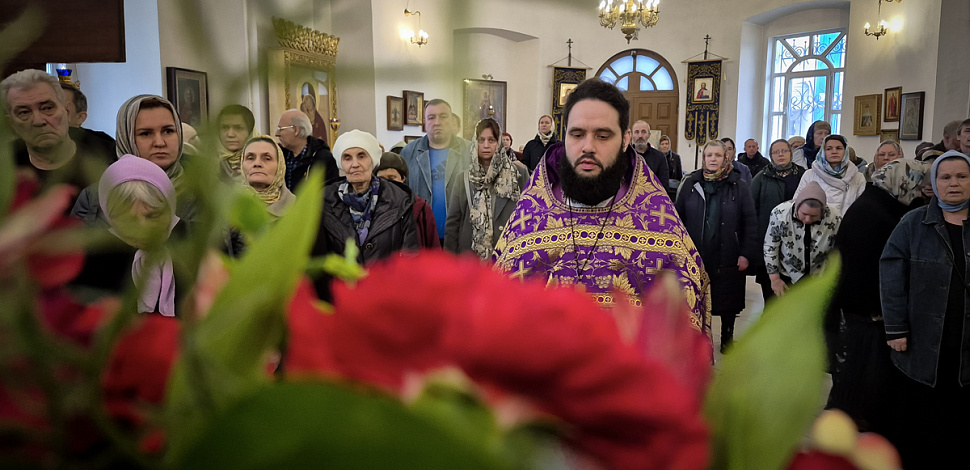 Литургия в Неделю Крестопоклонную