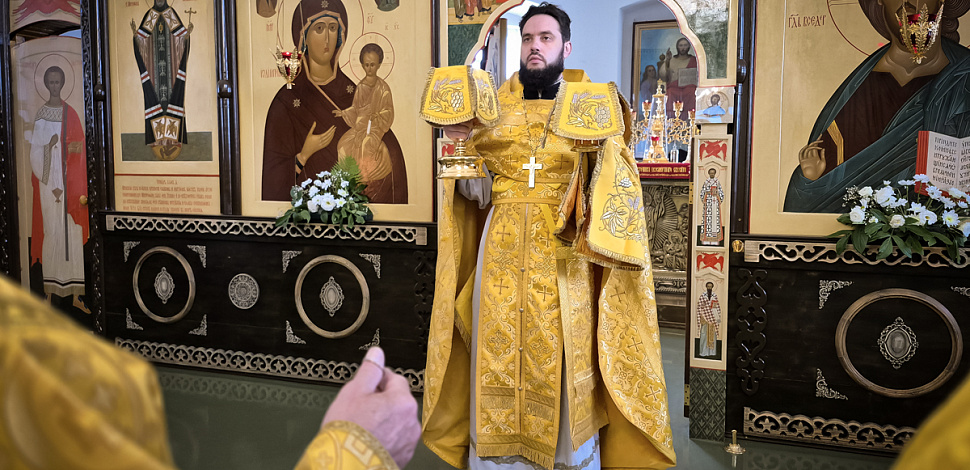 Литургия в Неделю всех святых