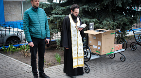 Священнослужитель освятил 3D-принтер для бойцов СВО