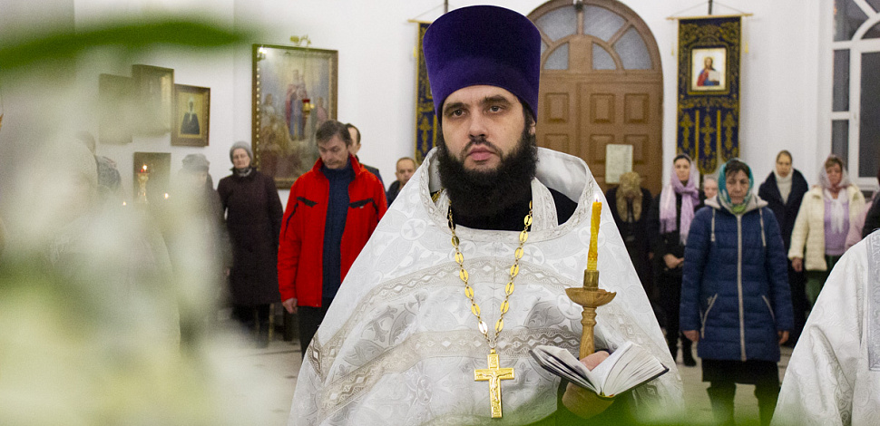 «Величаем вас, Архангели, и Ангели и вся Воинства, Херувими и Серафими, славящии Господа»