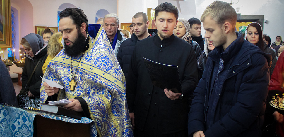 Настоятель храма пророка Самуила совершил молебен пред ковчегом с частицей пояса Пресвятой Богородицы