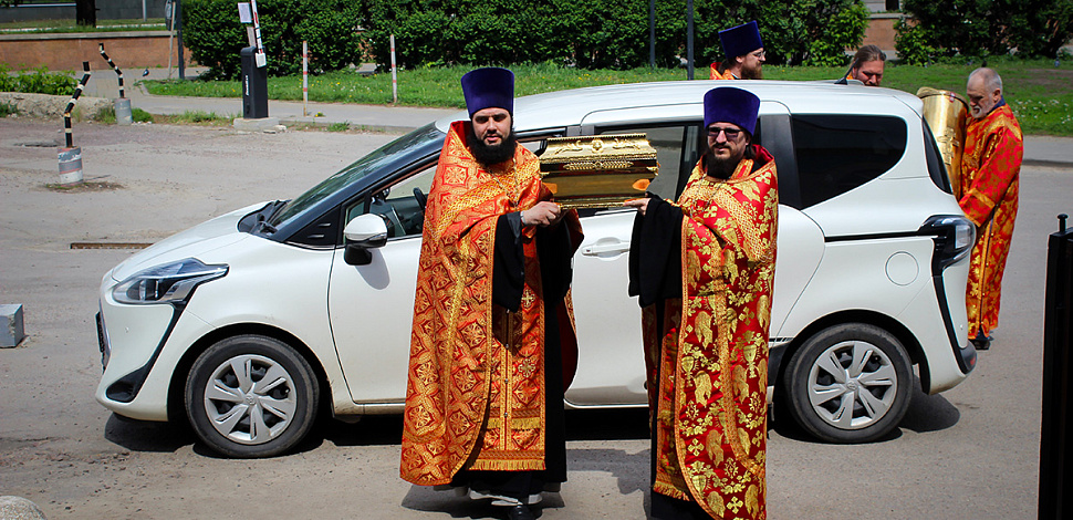 В храм пророка Божия Самуила принесен ковчег с мощами сщмч. Петра (Зверева), архиеп. Воронежского