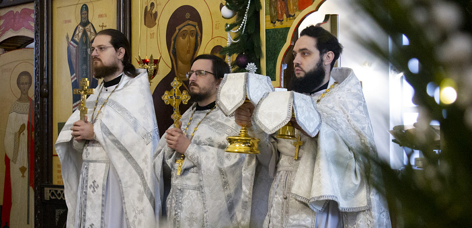 «Радуйся, вся земле, се Христос приближается, в Вифлееме ражда́яйся…»