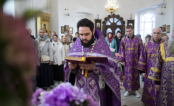 «Величаем Тя, Живодавче Христе, и чтим Крест Твой святый, имже нас спасл еси от работы вражия»
