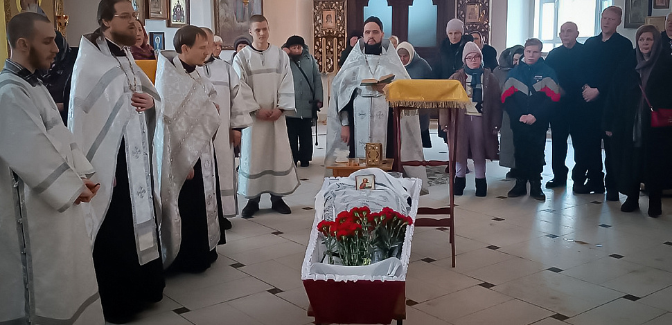 Священнослужители и прихожане храма простились с Александром Париновым