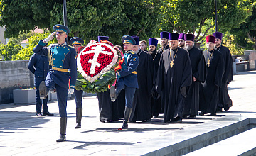 Возложение цветов к могиле Неизвестного солдата