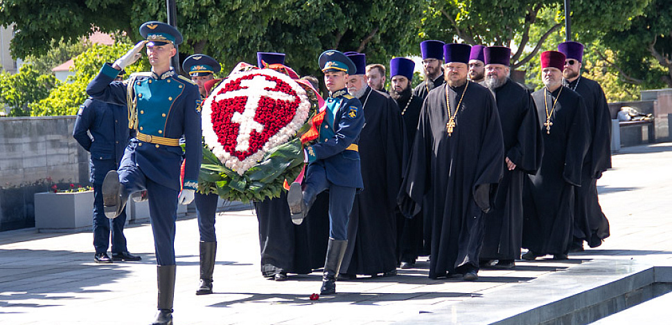 Возложение цветов к могиле Неизвестного солдата