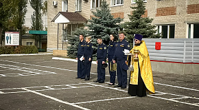 Священник освятил автотранспорт для УФСИН России