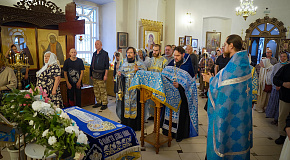 Во успении мира не оставила еси, Богородице…